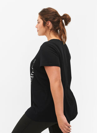 Zizzi Sport-T-Shirt aus Baumwolle mit Aufdruck, Black w. Playstyle, Model image number 1