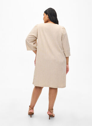 Zizzi Gestreiftes Kleid mit 3/4-Ärmeln, Camel Stripe, Model image number 1