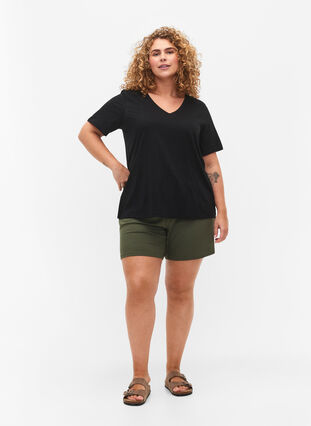 Zizzi Kurzärmeliges Basic T-Shirt mit V-Ausschnitt, Black, Model image number 2
