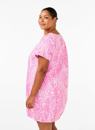 Zizzi Kurzärmliges Baumwollkleid mit Paisley-Print, Shocking P. Paisley , Model image number 1