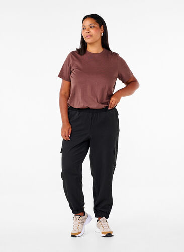 Zizzi Hose mit Cargotaschen und elastischem Bund, Black, Model image number 0