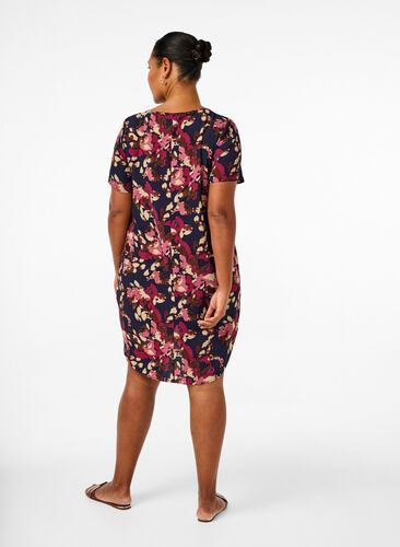 Zizzi Kleid mit Aufdruck und kurzen Ärmeln, Ev.Bl.PurpleFl.AOP, Model image number 1