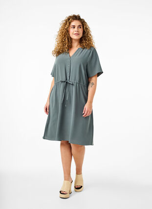 Zizzi Kurzärmliges Kleid mit Bindeband an der Taille, Balsam Green, Model image number 2