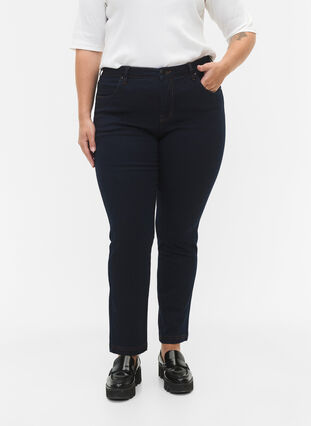 Zizzi Schmale Passform Emily Jeans mit normaler Taille, Unwashed, Model image number 2