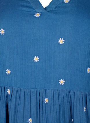 Zizzi Weiches Baumwollkleid mit aufgestickten Blumen, Blue Horizon Daisy, Packshot image number 2