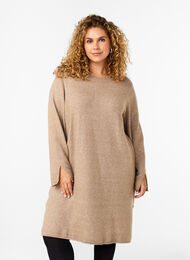 Strickkleid mit Rundhalsausschnitt und Schlitz, Desert Taupe Mel., Model