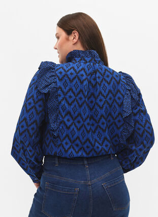 Zizzi Shirtbluse aus Viskose mit Rüschendetails, True blue w. Black, Model image number 1