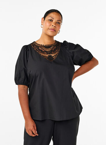 Zizzi Kurzärmelige Bluse mit Spitzendetail, Black, Model image number 0