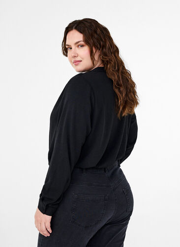 Zizzi Langärmelige Hemdbluse mit V-Ausschnitt, Black, Model image number 1