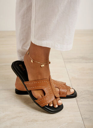 Zizzi Flache Slip-on-Sandalen mit breiter Passform und Nieten, Friar Brown, Image image number 0