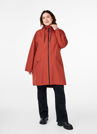 Zizzi Regenjacke mit Taschen und Kapuze, Chili Oil, Model image number 3