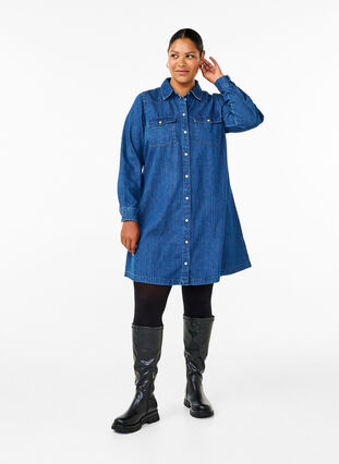 Zizzi Jeanskleid mit Knöpfen, Medium Blue Denim, Model image number 2