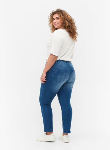 Zizzi Schmale Passform Emily Jeans mit normaler Taille, Light blue, Model image number 1