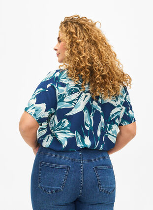 Zizzi Bluse mit kurzen Ärmeln und V-Ausschnitt , Navy B.Big FlowerAOP, Model image number 1