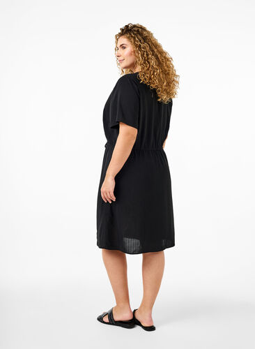 Zizzi Kurzärmliges Kleid mit Bindeband an der Taille, Black, Model image number 1