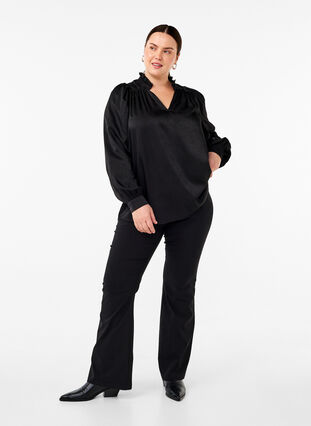 Zizzi  Langärmelige Bluse mit Rüschen und V-Ausschnitt, Black, Model image number 2