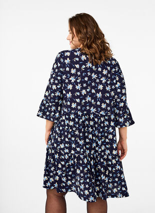 Zizzi Kurzes A-Linien-Kleid mit Blümchenmuster, Night Sky AOP, Model image number 1