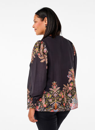 Zizzi Bluse mit Paisley-Druck, Black Paisley, Model image number 1