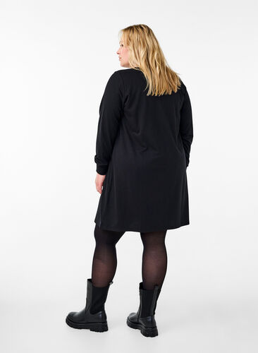 Zizzi Kurzes Sweatkleid mit Spitzendetail, Black, Model image number 1