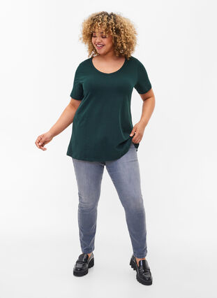 Zizzi Unifarbenes Basic-T-Shirt aus Baumwolle, Scarab, Model image number 2