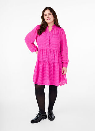 Zizzi Strukturiertes kurzes Kleid mit Rüschenkragen, Magenta, Model image number 2