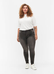 Super Slim Amy Jeans mit hoher Taille, Dark Grey Denim, Model