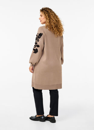 Zizzi Strickkleid mit Stickerei-Details, Desert Taupe Comb, Model image number 1