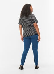 Hochtaillierte Super Slim Amy Jeans, Mid Blue, Model