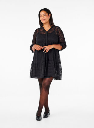 Zizzi Kurzes Spitzenkleid mit 3/4-Ärmeln, Black, Model image number 3