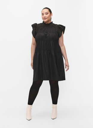 Zizzi Kleid mit Rüschen und elastischen Schnittlinien, Black, Model image number 4