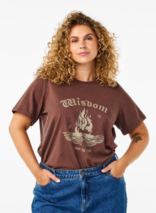 Zizzi Bedrucktes T-Shirt aus Bio-Baumwolle, Brown Wash W. Wisdom, Model image number 0