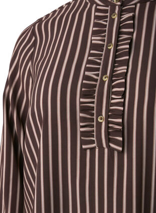 Zizzi Kurzes gestreiftes Kleid mit Rüschen, Hot Fudge Stripe AOP, Packshot image number 2