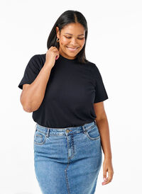 Basic-T-Shirt aus Baumwolle mit Rundhalsausschnitt, Black, Model