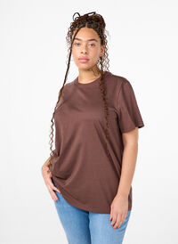 Basic-T-Shirt aus Baumwolle mit Rundhalsausschnitt, Chocolate Martini, Model