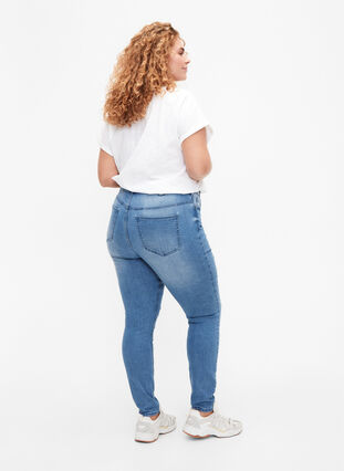 Zizzi Amy-Jeans mit superschmaler Passform und gerippten Details, Blue denim, Model image number 1