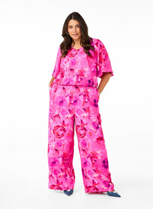 Zizzi Geblümter Jumpsuit mit Fledermausärmeln, Pink Rose AOP, Model image number 1