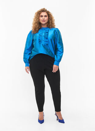 Zizzi Glänzende Hemdbluse mit Rüschen, Diva Blue, Model image number 2