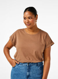 Kurzärmliges T-Shirt aus einer Baumwollmischung, Coca Mocha, Model