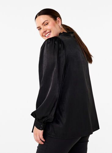 Zizzi  Langärmelige Bluse mit Rüschen und V-Ausschnitt, Black, Model image number 1