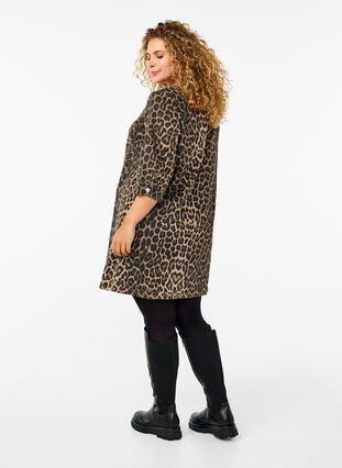 Zizzi Jeanskleid mit Leoparden-Print, Leo AOP, Model image number 1