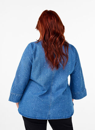 Zizzi Jeanshemd mit Strass-Steinchen und 3/4 Ärmeln, Bl. Denim Rhinestone, Model image number 1