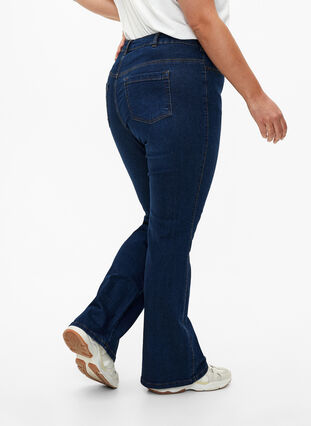 Zizzi Ellen Bootcut-Jeans mit hoher Taille., Dark Blue, Model image number 2