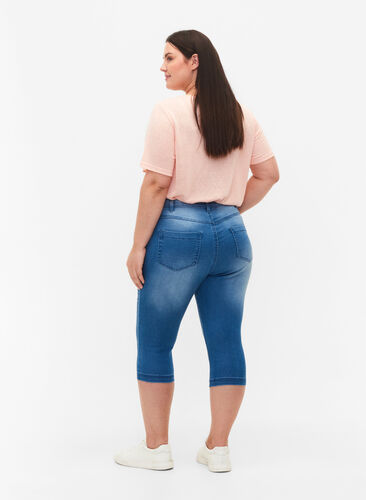 Zizzi Hoch taillierte Amy Capri Jeans mit Super Slim Fit, Light Blue Denim, Model image number 1