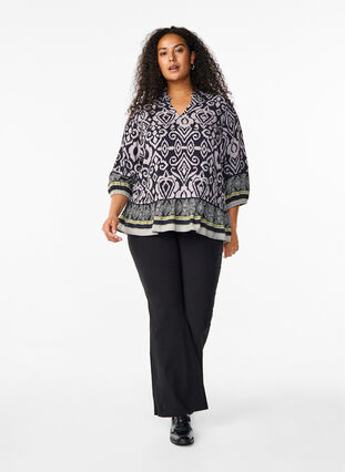 Zizzi Bluse mit Print und 3/4-Ärmeln, Black AOP, Model image number 2