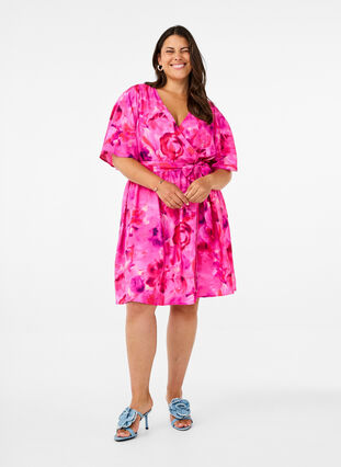 Zizzi Knielanges Kleid mit Blumenprint und Wickeloptik, Pink Rose AOP, Model image number 3