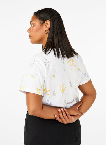 Zizzi T-Shirt aus Bio-Baumwolle mit Blumendruck, Bright W. AOP, Model image number 1