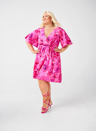 Zizzi Knielanges Kleid mit Blumenprint und Wickeloptik, Pink Rose AOP, Model image number 0