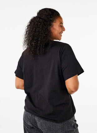 Zizzi T-Shirt mit Rundhalsausschnitt und Strasssteinen, Black, Model image number 1