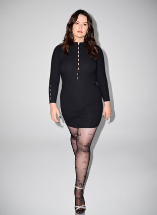 Zizzi Passendes Kleid mit Ausschnittdetails, Black, Image image number 1