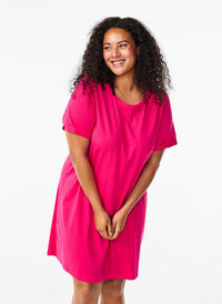 T-Shirt-Kleid aus Baumwolle, Bright Rose, Model